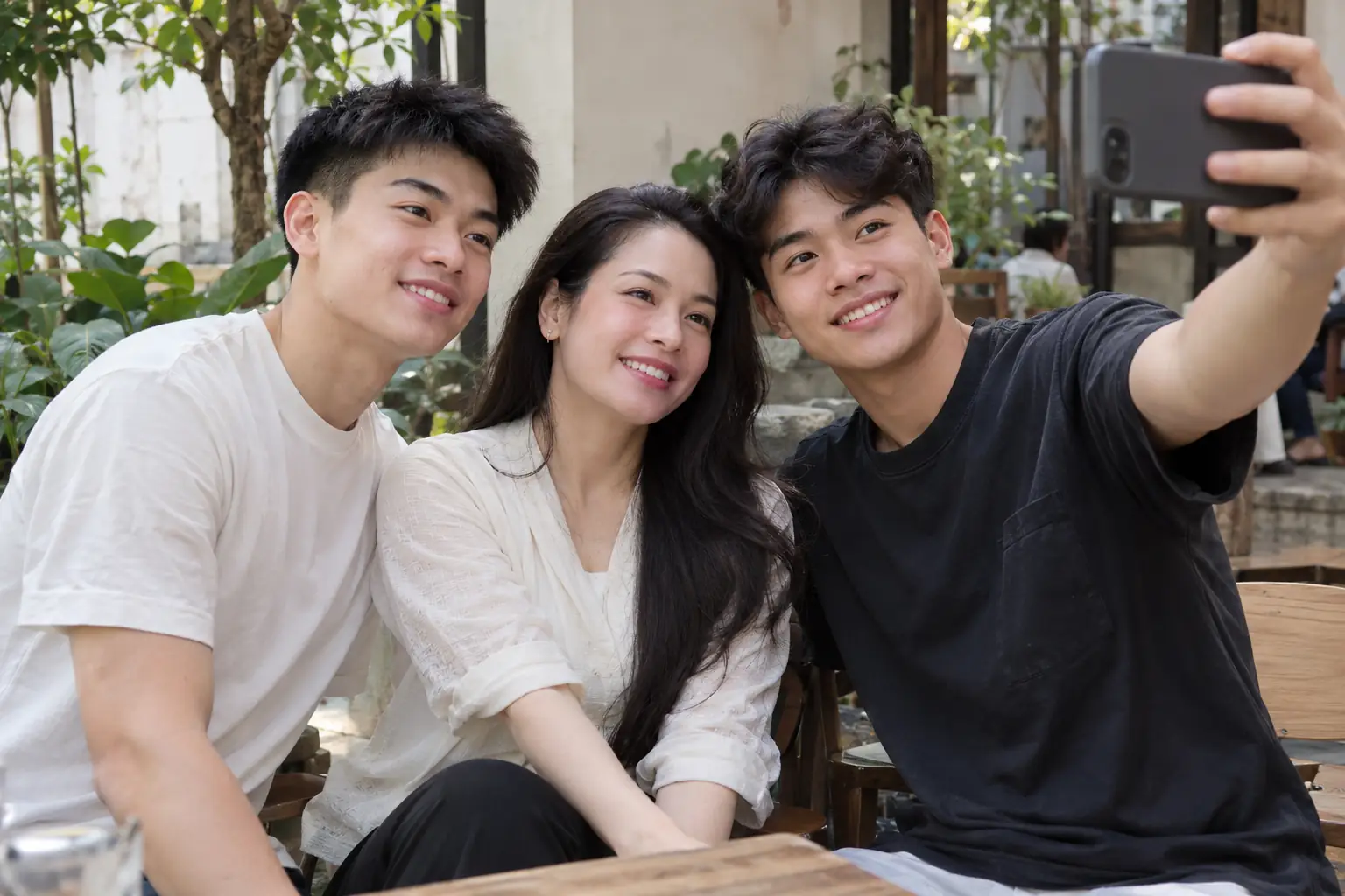 Nhật Kim Anh đăng ảnh cùng Đình Bắc, Lý Đức tại Hà Nội