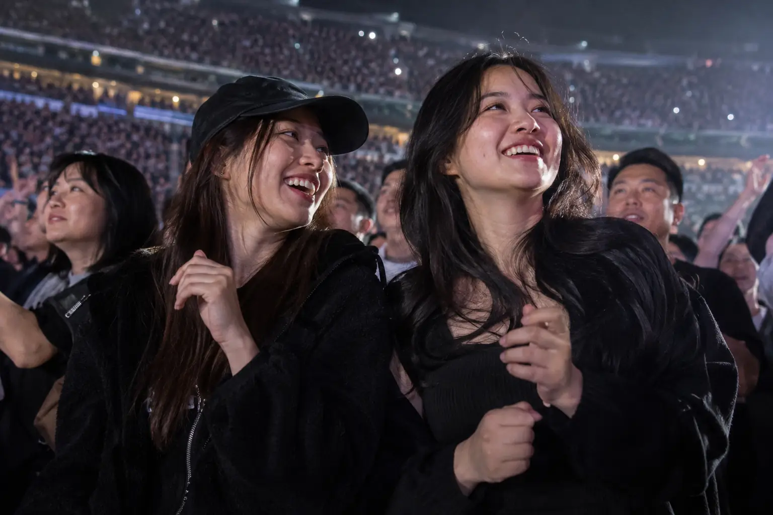 Đàm Thu Trang cùng Pông Chuẩn xem BIGBANG tại Mỹ Đình